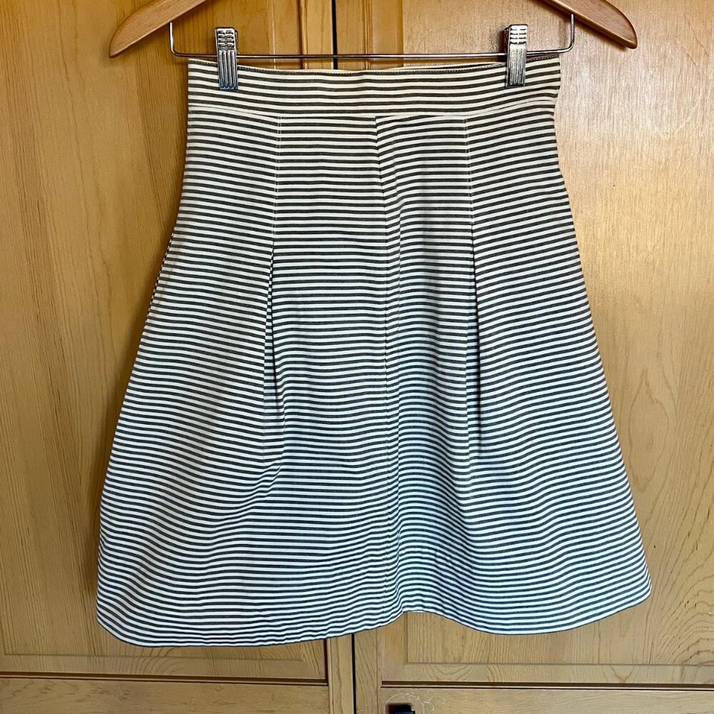 Gray oxford stripe knee length skirt